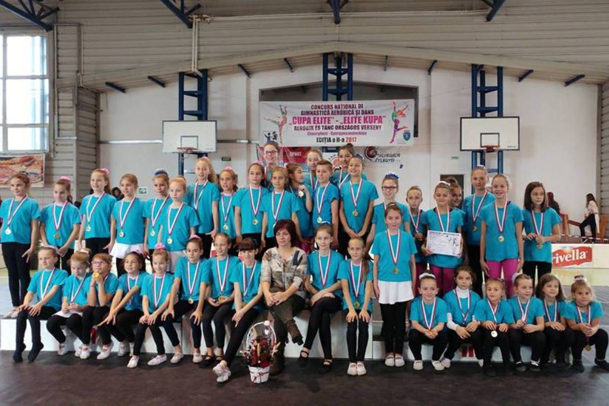 A Gyermekek Háza tornakörének csapata: sok érem lóg a kislányok nyakában &bullet;  Fotó: Gyermekek Háza