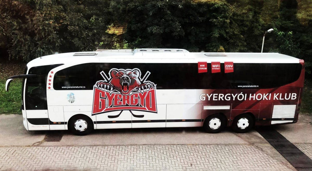 A csapatbusz. Feltűnőek lesznek a székely hokisok •  Fotó: Facebook/Gyergyói Hoki Klub
