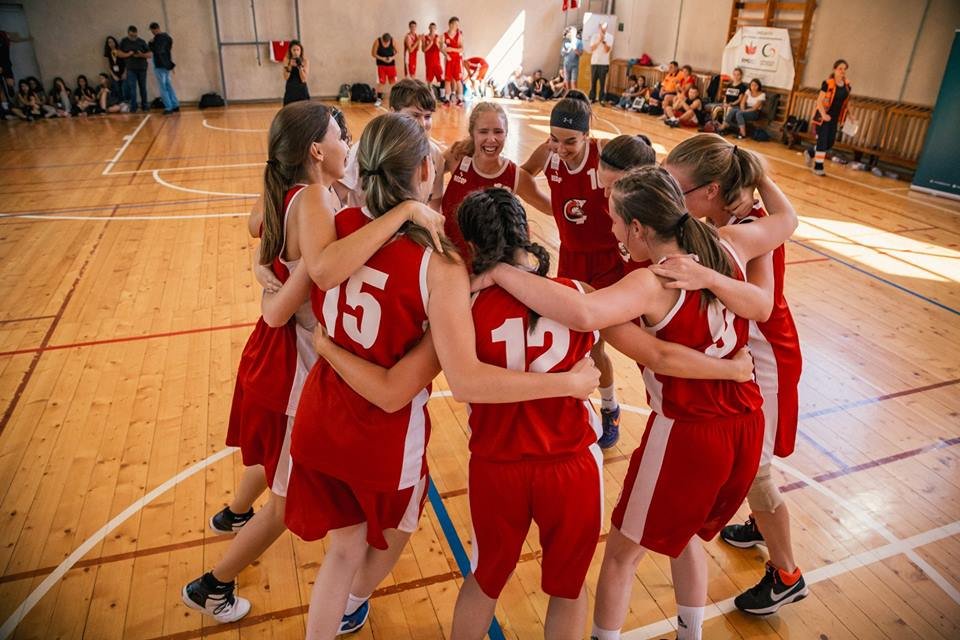 Ünneplő salamonos lányok: övék a legjobb erdélyi magyar középiskolás kosárlabdacsapat &bullet;  Fotó: Sérár Szabolcs