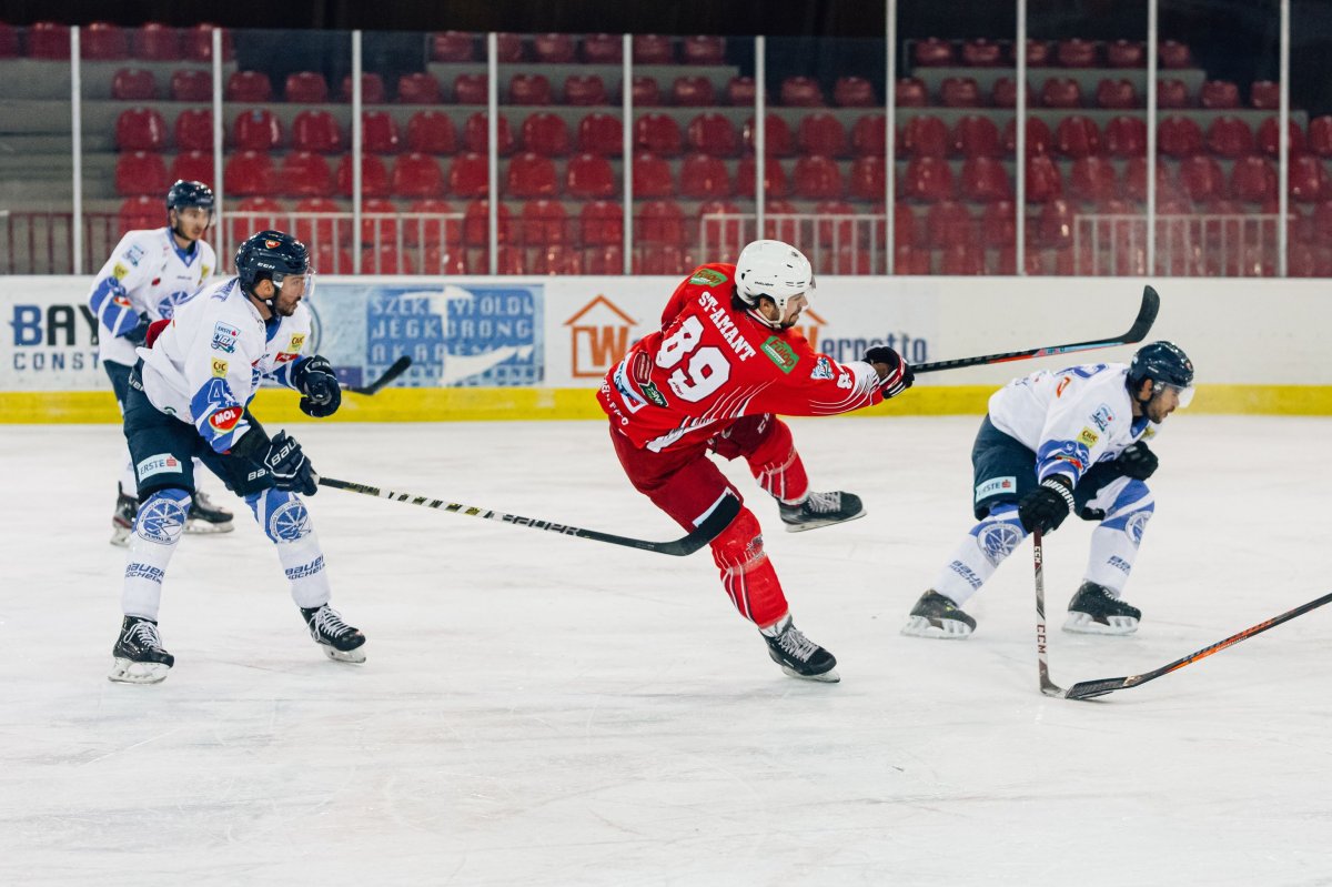 „Békeidőkben” hazai jégen és idegenben is hangos szurkolótábor előtt játszik a GYHK, ami most hiányzik &bullet;  Fotó: Szász Adorján/GYHK