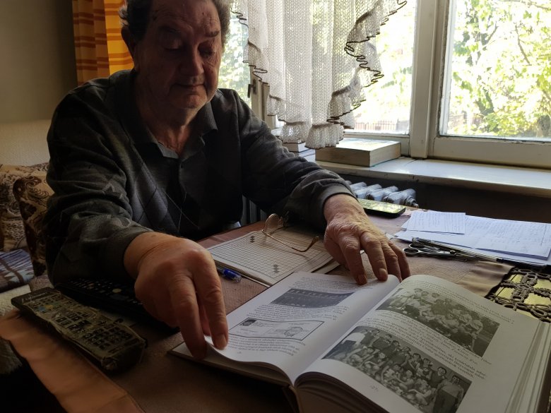 Id. Tóber József és a nemrég napvilágot látott kötete •  Fotó: Gergely Imre