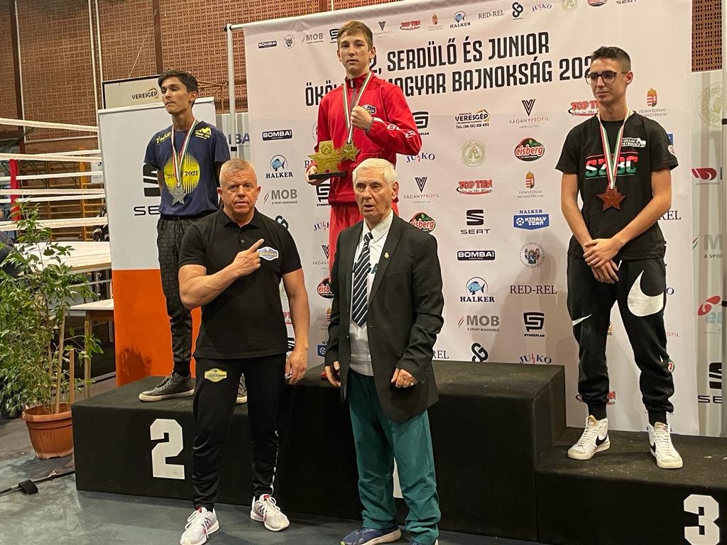 Benedek Péter Gedó György olimpiai bajnoktól vehette át az aranyérmet •  Fotó: Erdélyi Godako Ökölvívó Sportklub