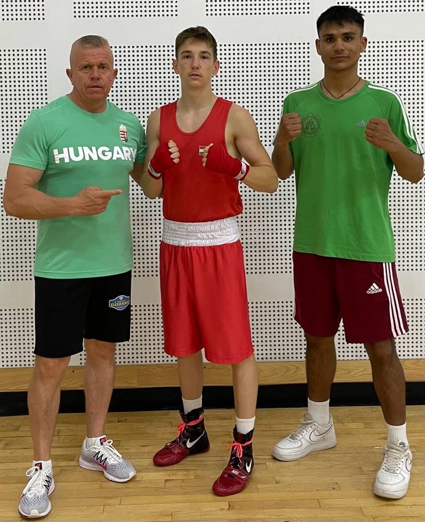 Huszár Árpád tanítványaival •  Fotó: Erdélyi Godako Ökölvívó Sportklub