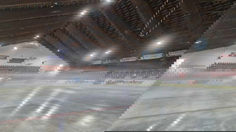 Jókora adósságot görgetnek maguk előtt, mégis hozzáláttak a jégkészítéshez a gyergyószentmiklósi csarnokban