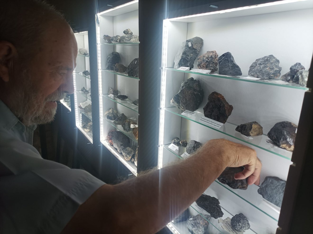 Jakab Gyula és a múzeum munkatársai már egy ideje dolgoznak azon, hogy az ásványkiállítás minden darabja időben a helyére kerüljön •  Fotó: Gergely Imre