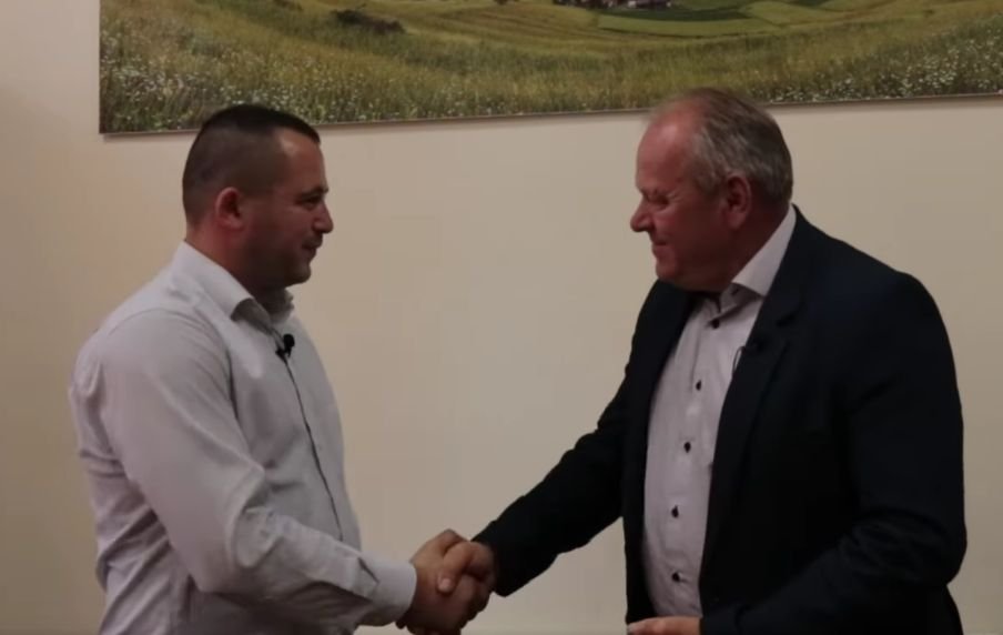Puskás Elemér (jobbról) gratulál Siklódi Tibor új alpolgármesternek •  Fotó: Ditró Község Facebook oldala