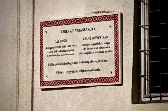 A néprajzkincs őrzője és a középiskola újraalapítója kapott emléktáblát Gyergyóalfaluban