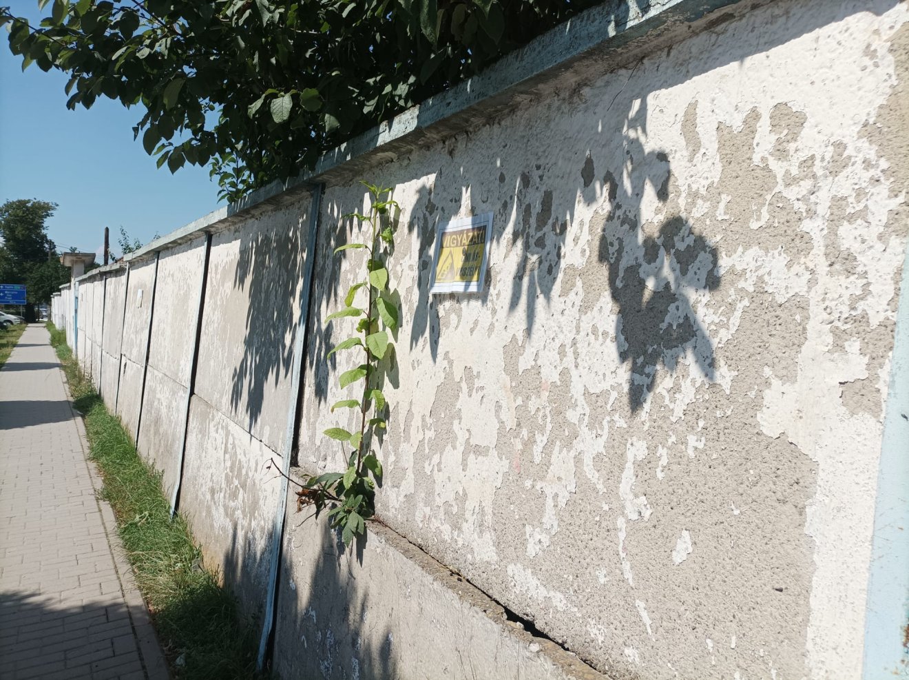 Vigyázat, omlásveszély! - olvasható a focipálya kerítéséb. Ideje volna újat épteni