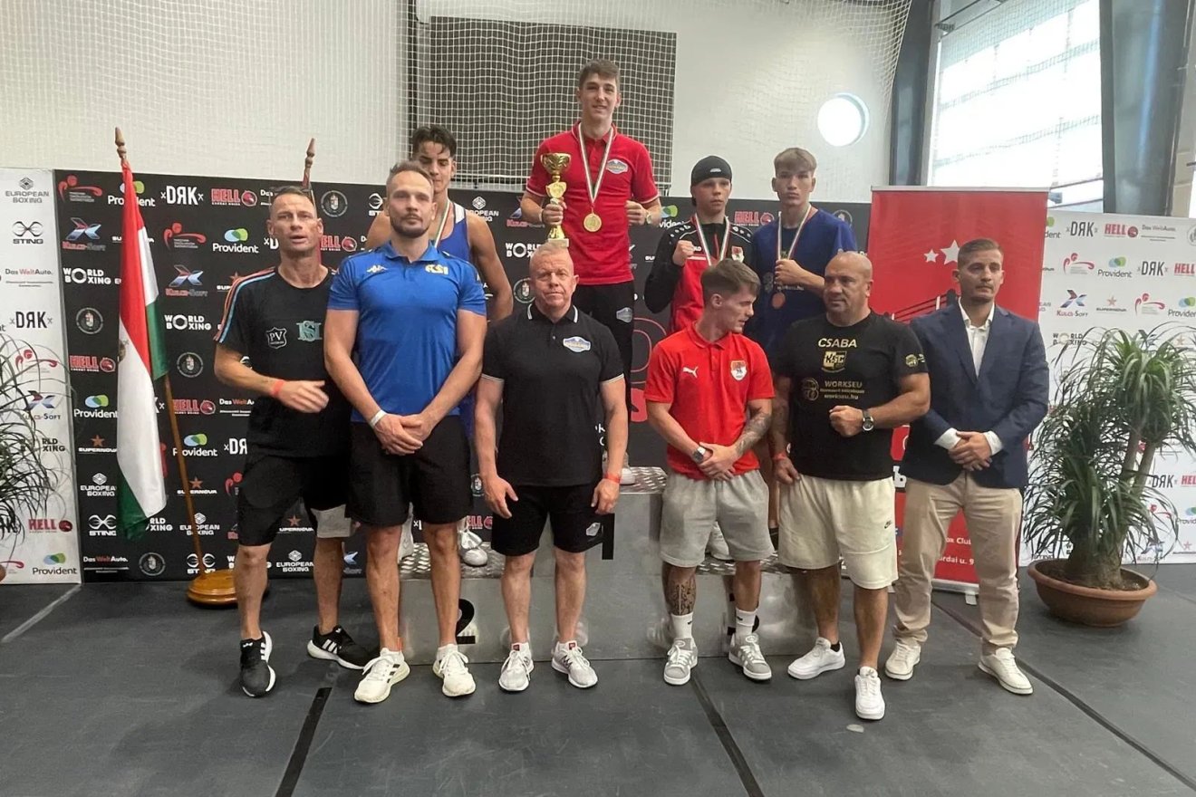 Benedek Péter nemcsak a súlycsoportjában diadalmaskodott, de a legjobb U19-es sportolónak járó különdíjat is megkapta •  Fotó: Erdélyi Godako Ökölvívó Sportklub