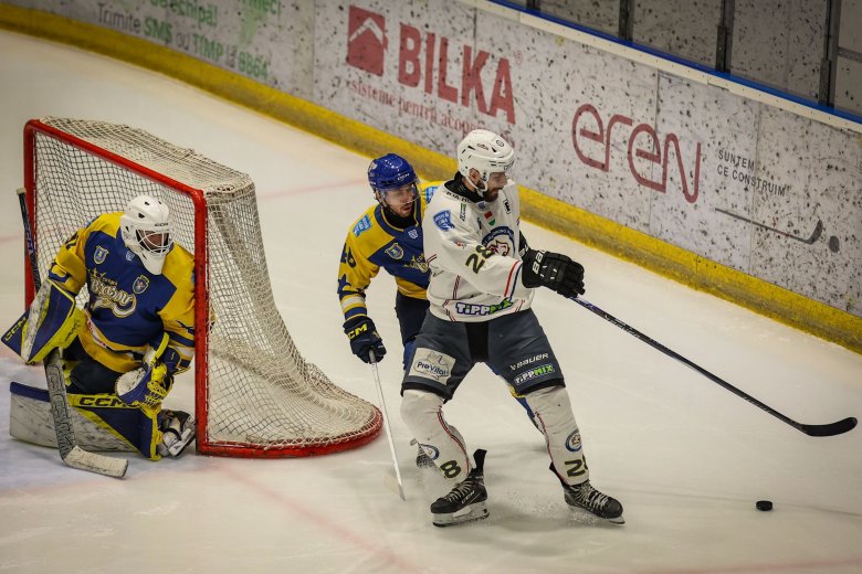 Beragadt a Corona, a BJAHC simán elvette pályaelőnyét