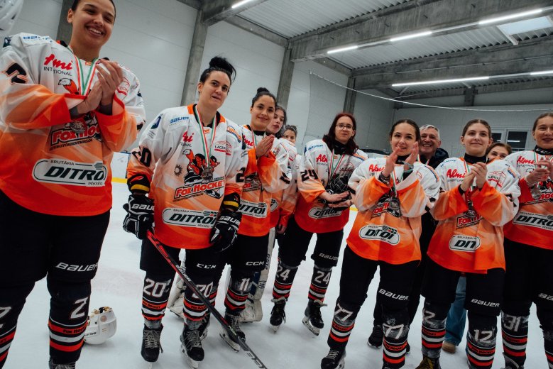 Magyar bajnoki ezüstérmesek a gyergyói jégkorongozó lányok