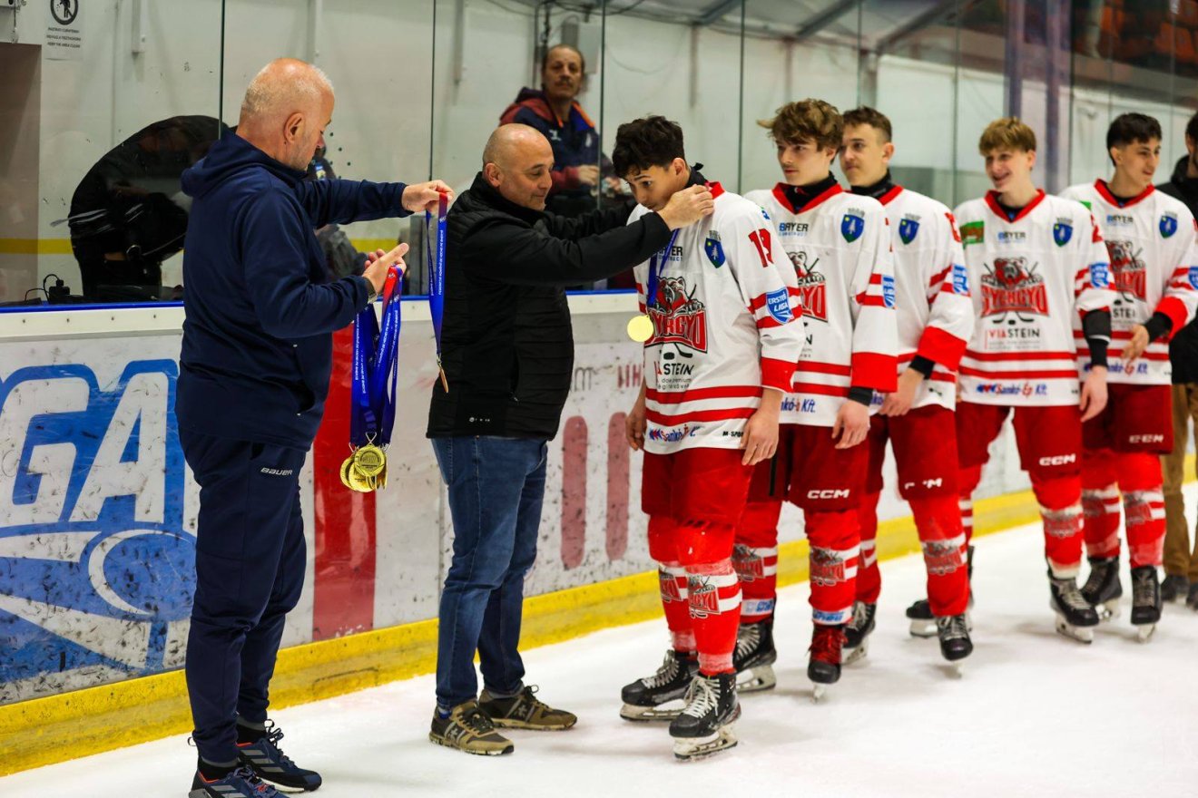 &bullet;  Fotó: Forrás: a Romániai Jégkorong Szövetség (FRHG) Facebook oldala