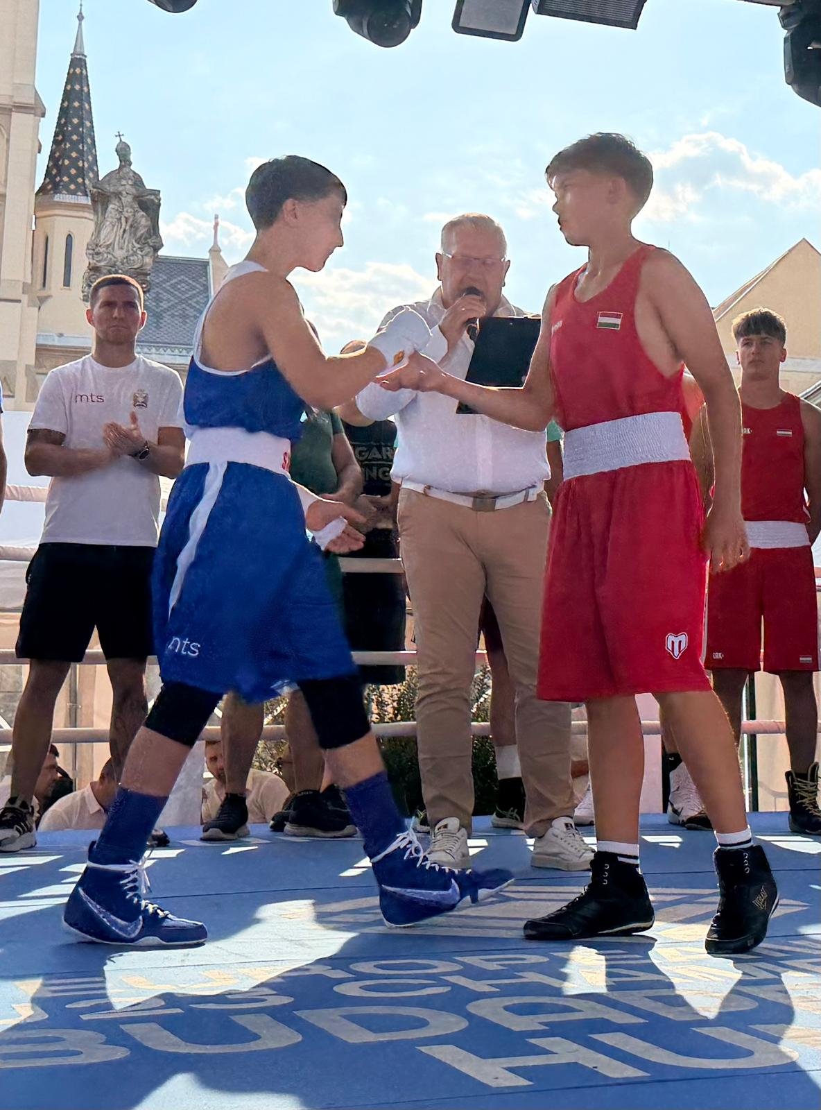 Bartis Károly (piros szerelésben) bemutatkozhatott a magyar válogatottban is  &bullet;  Fotó: Erdélyi Godako Ökölvívó Sportklub