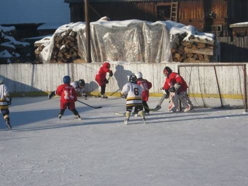 Beindul az élet a falusi szabadtéri jégpályákon