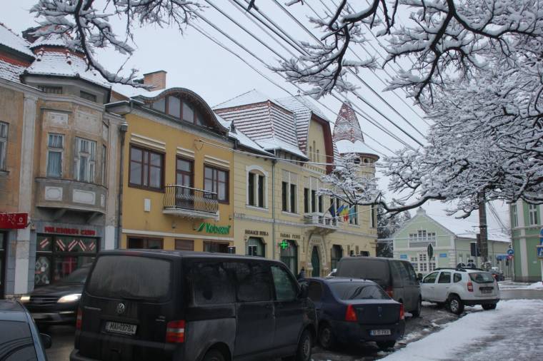 Elkerüli a városházát Mezei János