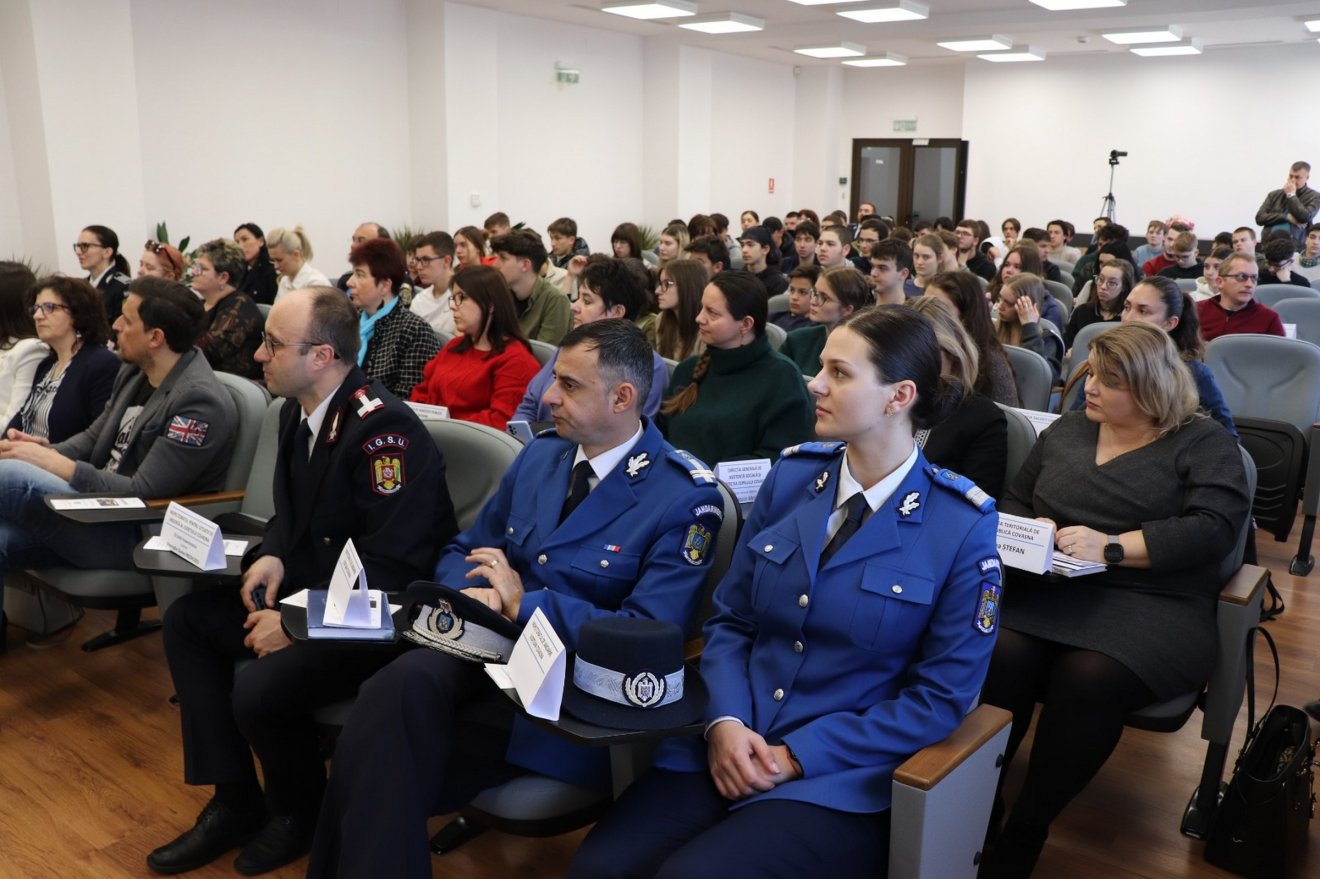 Az előadók igyekeztek mellőzni a „bikkfanyelvet” •  Fotó: Kovászna megyei rendőrség