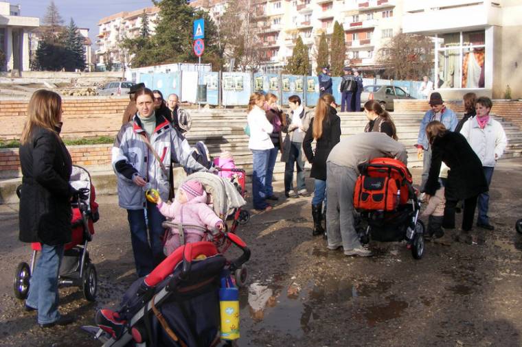 Édesanyák csendes tüntetése Sepsiszentgyörgyön
