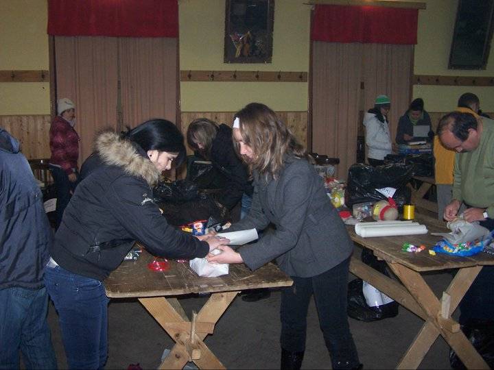 Hétszáz csomag készült a Mikulás-gyárban