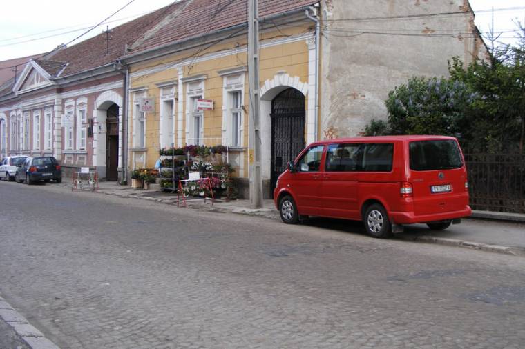 Újabb autókat szállítottak el a tilosból