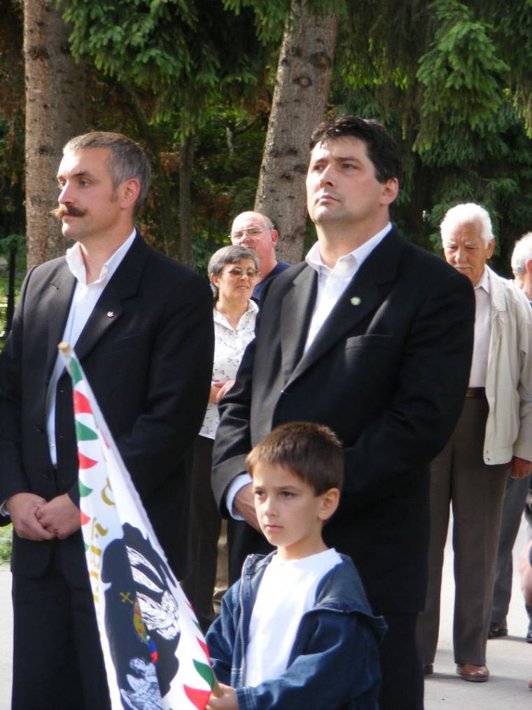 Legyen hivatalos ünnep március 15., és hivatalos nyelv a magyar!
