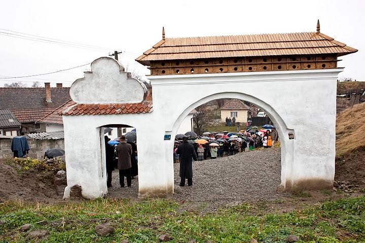 Barokk kőkaput avattak Háromszéken