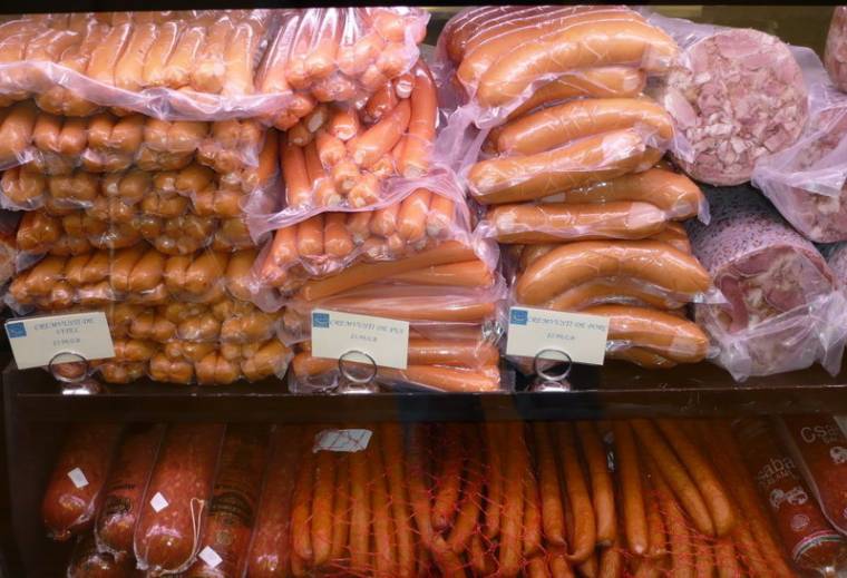 Ukrán csempészcigarettát árusítottak pult alatt