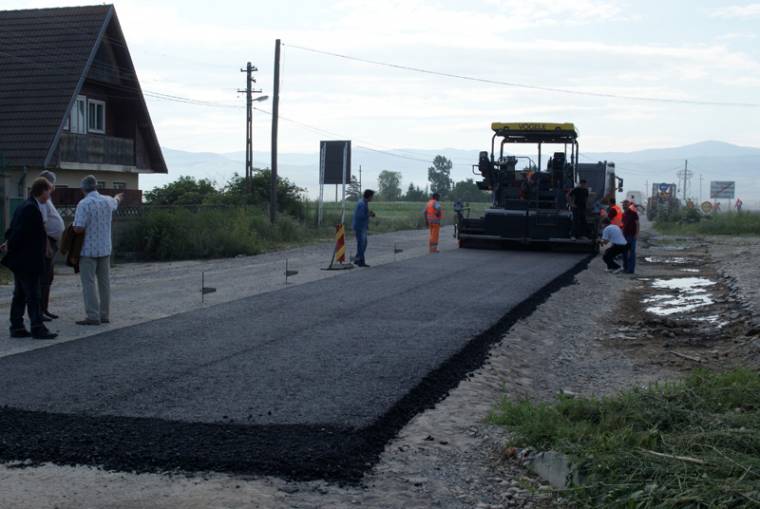 Elkezdték az aszfaltozást Szentkatolna és Kézdivásárhely között