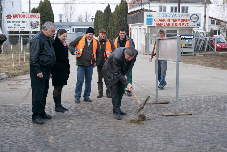 Megkezdődött a 121-es út felújítása