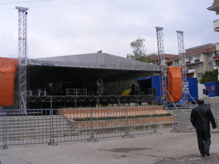 Érkeznek a fellépők, épülnek a színpadok