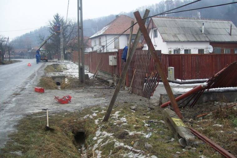 Részeg sofőr döntött ki egy villanyoszlopot