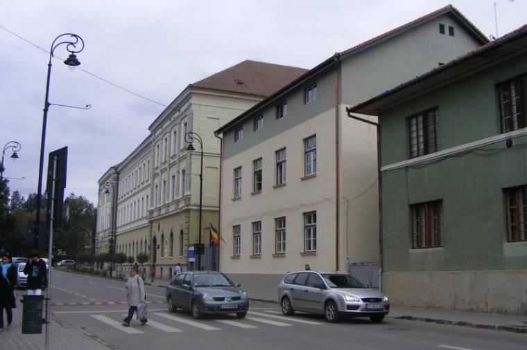 Néma, gyertyás tüntetés a Székely Mikó Kollégiumért