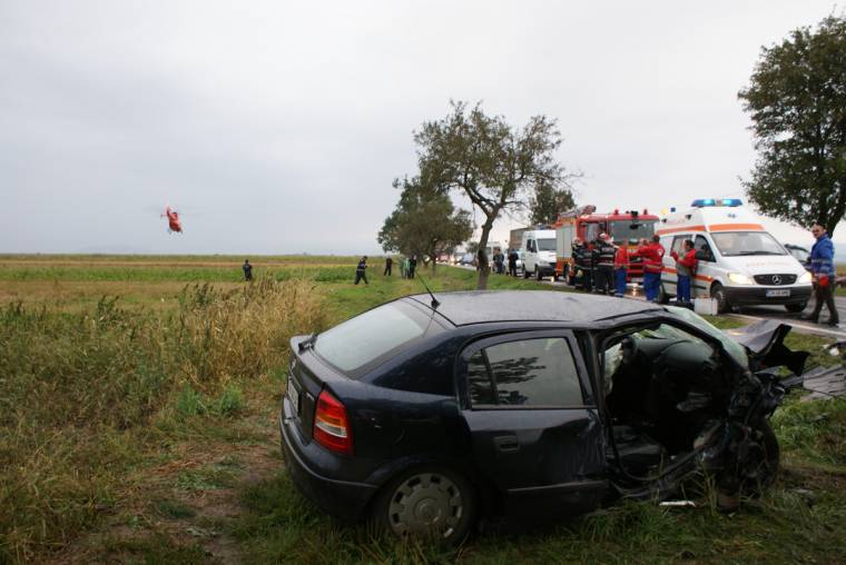 Két autó is árokba borult