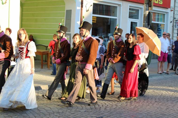 Hölgyek és urak a Gábor Áron téren