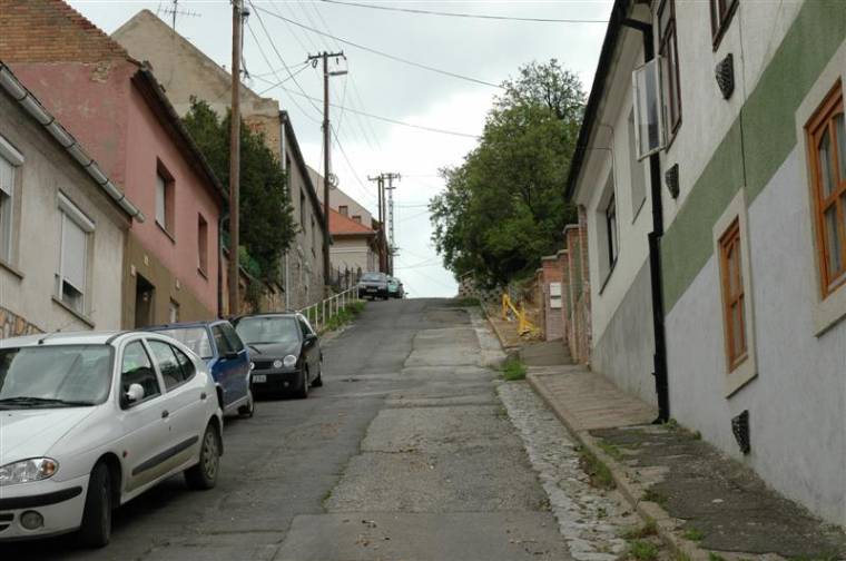 Leparkolt autó ütközött gázvezetéknek