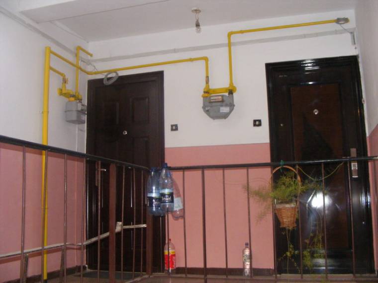 Életét vesztette egy besztercei férfi és három éves unokája, miután lezuhantak a lépcsőházban