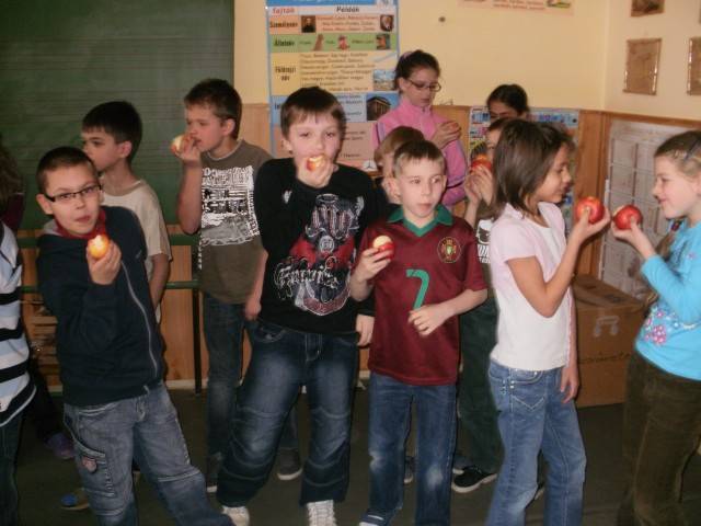 Almát is kapnak a gyerekek