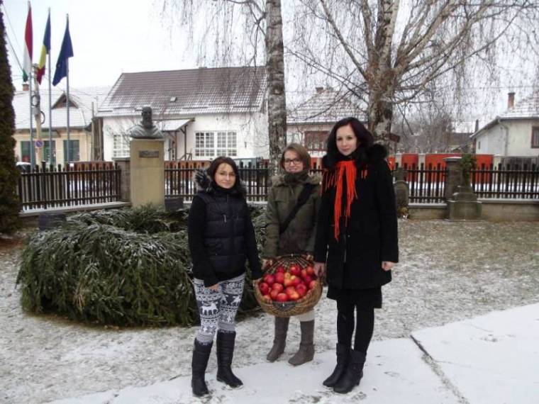 Átadták az első gyümölcskosarakat