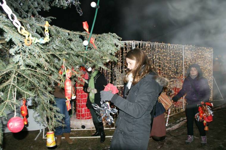 Karácsonyfát díszítettek a sepsiszentgyörgyi fiatalok