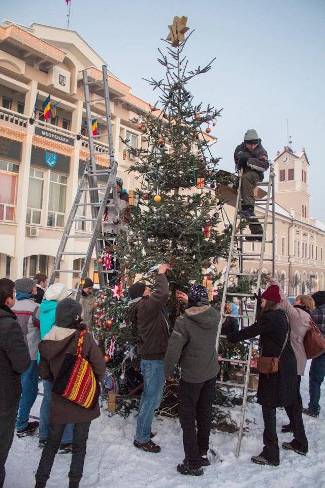Ifjúsági karácsonyfát díszítenek Sepsiszentgyörgyön