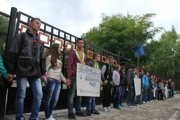 Eltemetik a diákok a tanügyi rendszert