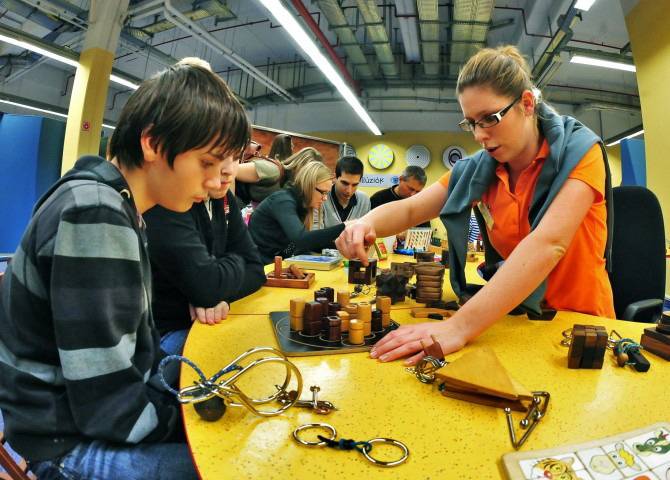 Játékos fizikaóra és kiállítás Háromszéken