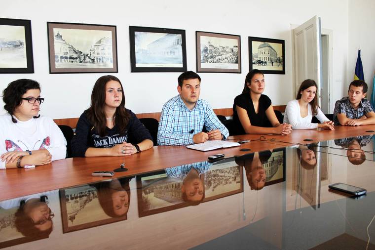 Elmennének vagy tanácstalanok a fiatalok