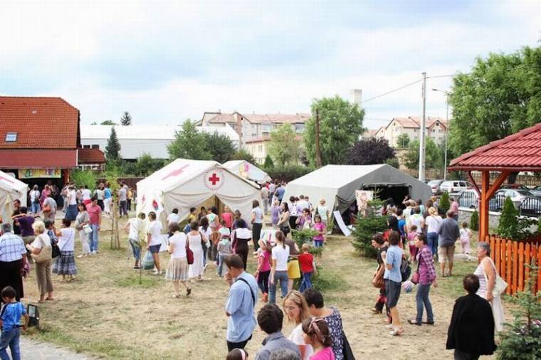 Félezer gyermek a templomkertben