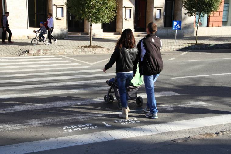 Kétnyelvű feliratok a sepsiszentgyörgyi gyalogátjárókon