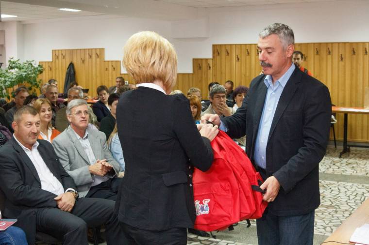 Átadták a piros iskolatáskákat