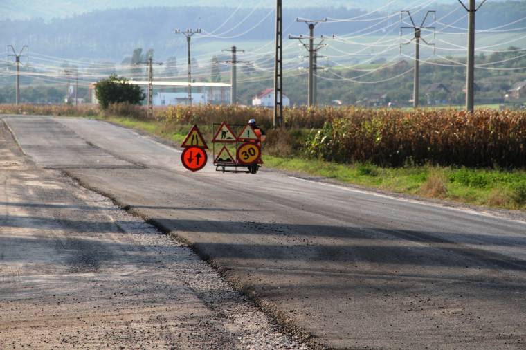 Kezdik a kátyúzást Háromszéken