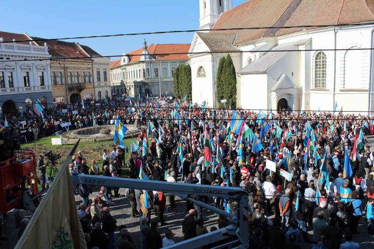 Kézdivásárhely: zászlótenger a főtéren