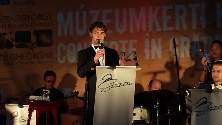 Alias Sinatra siker a Múzeumkertben