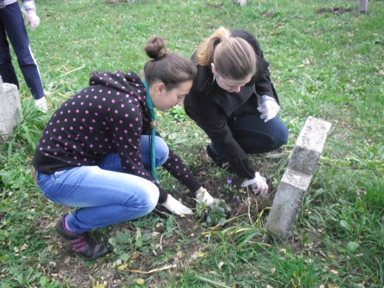 Önkénteseket várnak a hősök sírjainak megtakarítására