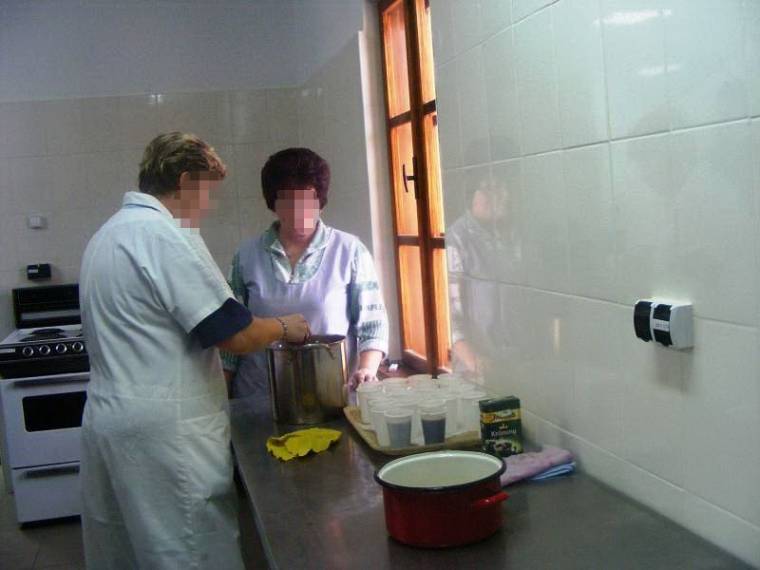 Keresik a munkaerőt a szociális étkezdéhez